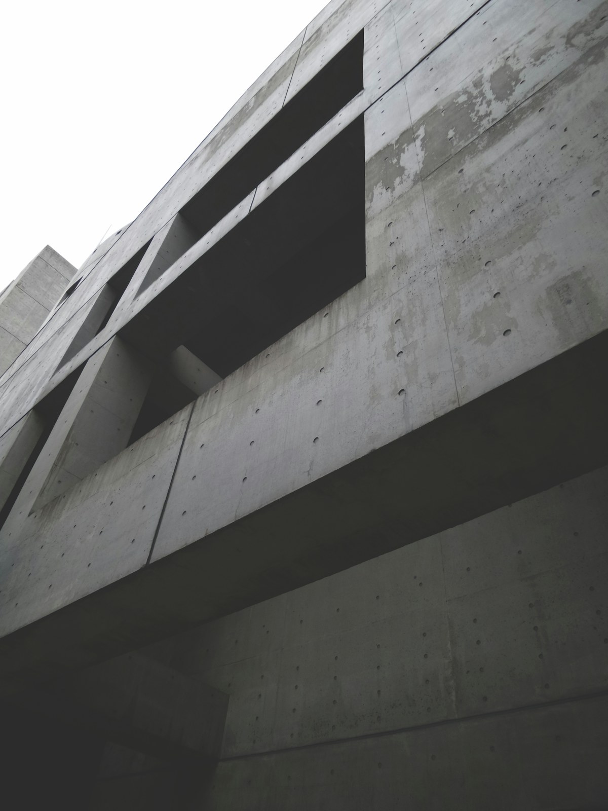 Geometrische lijnen van moderne betonnen architectuur